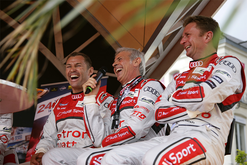 Rinaldo Capello hygger med Tom K og Allan McNish
(Foto: Alexander von Wegner/Bildagentur Kraeling)